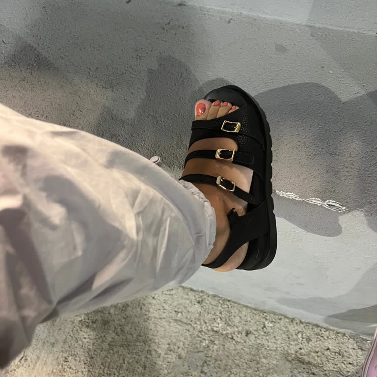 Nişantaşı Shoes Sandaletin Toka Derisi Koptu