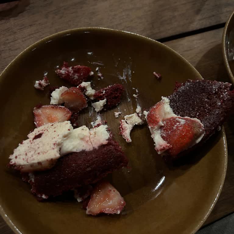 Yavuz Pastanesi (Maltepe) Bozuk Çilekli Pasta