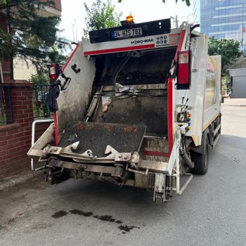 Maltepe Belediyesi Küçükyalı Merkez Mah Yıldırım Sok Çöp Kamyonu Park Ve Koku Sorunu