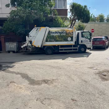 Maltepe Belediyesi Küçükyalı Merkez Mah Yıldırım Sok Çöp Kamyonu Park Ve Koku Sorunu