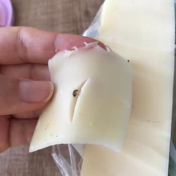 BİM Binvezir Kaşardan Böcek Çıktı