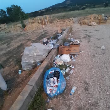 Bursa Büyükşehir Belediyesi Köy Mezarlığındaki Çöp Sorunu