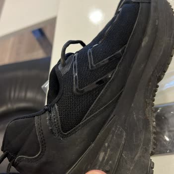 Calvin Klein Ayakkabının Derisinde Yırtılma Var