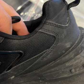 Calvin Klein Ayakkabının Derisinde Yırtılma Var