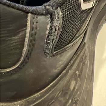 Calvin Klein Ayakkabının Derisinde Yırtılma Var