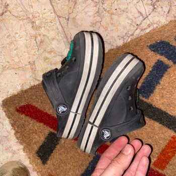 Crocs Terlik & Ayakkabı Crocs Şeritlerinde Çatlama