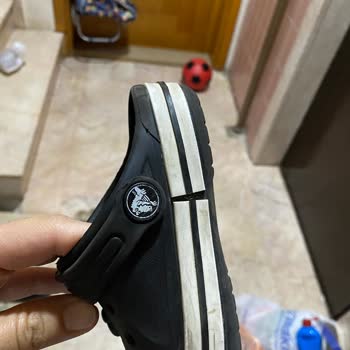 Crocs Terlik & Ayakkabı Crocs Şeritlerinde Çatlama