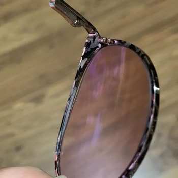 Atasun Optik Değişim Yapılması Gereken Yerde Gözlük Çerçevesine Yapıştırıcı Sıkmak?