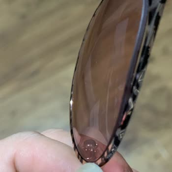 Atasun Optik Değişim Yapılması Gereken Yerde Gözlük Çerçevesine Yapıştırıcı Sıkmak?