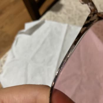 Atasun Optik Değişim Yapılması Gereken Yerde Gözlük Çerçevesine Yapıştırıcı Sıkmak?