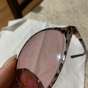 Atasun Optik Değişim Yapılması Gereken Yerde Gözlük Çerçevesine Yapıştırıcı Sıkmak?