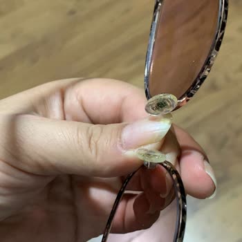 Atasun Optik Değişim Yapılması Gereken Yerde Gözlük Çerçevesine Yapıştırıcı Sıkmak?