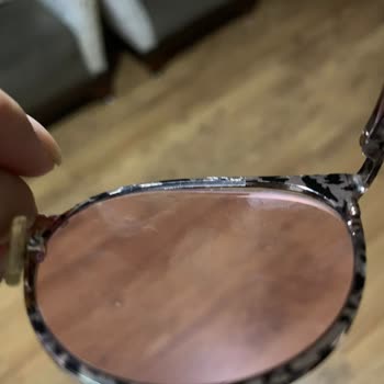 Atasun Optik Değişim Yapılması Gereken Yerde Gözlük Çerçevesine Yapıştırıcı Sıkmak?