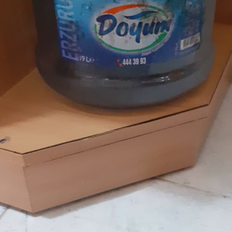 Doyum Su Kırık Damacana İle Servis Yapıldı.