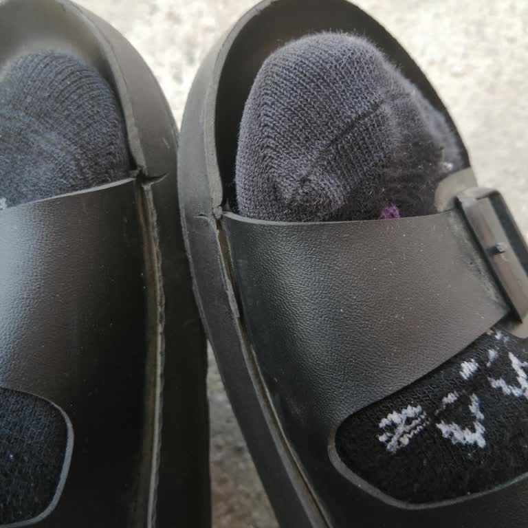 Gezer Terlikler 1 Ay Geçmeden Yırtılmaya Başlamış