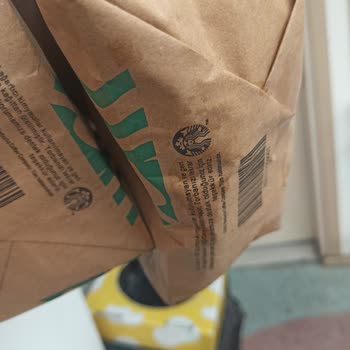 Starbucks'a Verdiğimiz Paranın Yarısı Çöp Oluyor