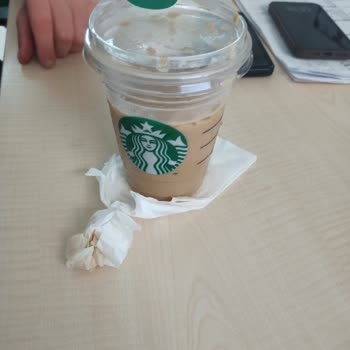 Starbucks'a Verdiğimiz Paranın Yarısı Çöp Oluyor