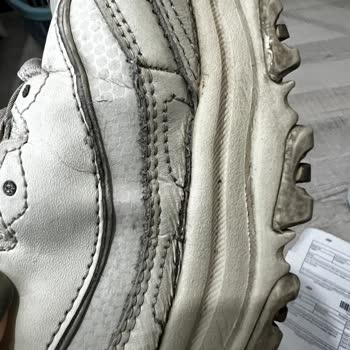 Skechers Markasının Ayakkabısının Arkasında Durmaması.