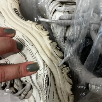 Skechers Markasının Ayakkabısının Arkasında Durmaması.