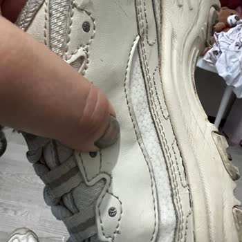 Skechers Markasının Ayakkabısının Arkasında Durmaması.
