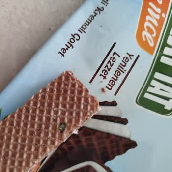 Ülker 9 Kat Tat Gofretin İçerisinden Cam Çıkması.