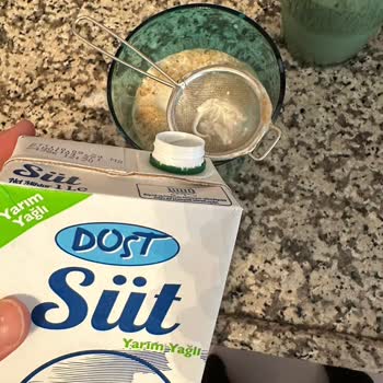 Dost Süt İçerisinden Çıkan Katı