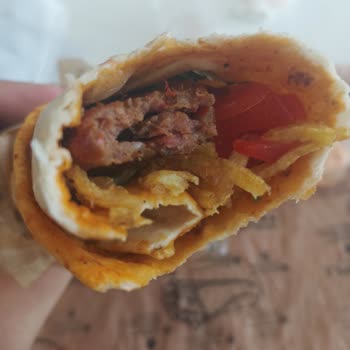 Dürümle Çiğ Ürün Ve Az Malzeme