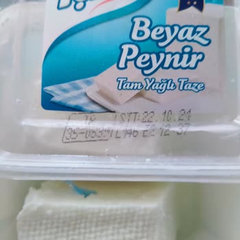 İçim Süt ve Süt Ürünleri İçim Tam Yağlı Beyaz Peynir Kalıbının Ortasında Mavi Poşet Parçası