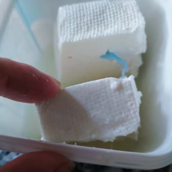 İçim Süt ve Süt Ürünleri İçim Tam Yağlı Beyaz Peynir Kalıbının Ortasında Mavi Poşet Parçası