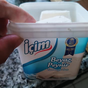 İçim Süt ve Süt Ürünleri İçim Tam Yağlı Beyaz Peynir Kalıbının Ortasında Mavi Poşet Parçası