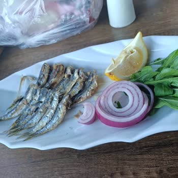 Leb-i Derya Restaurant Servis Çok Kötü Ve Porsiyonlara Göre Çok Pahalı