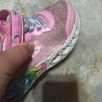 Skechers Marka Çocuk Ayakkabısının Bez Kısımlarının Deformesi