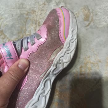 Skechers Marka Çocuk Ayakkabısının Bez Kısımlarının Deformesi