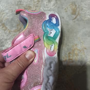 Skechers Marka Çocuk Ayakkabısının Bez Kısımlarının Deformesi