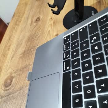 Apple Macbook Air M1 Kozmetik Deformasyon