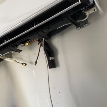 Arçelik Klima 1 Yılda Paslandı Sökerken Turuncu Su Akıttı