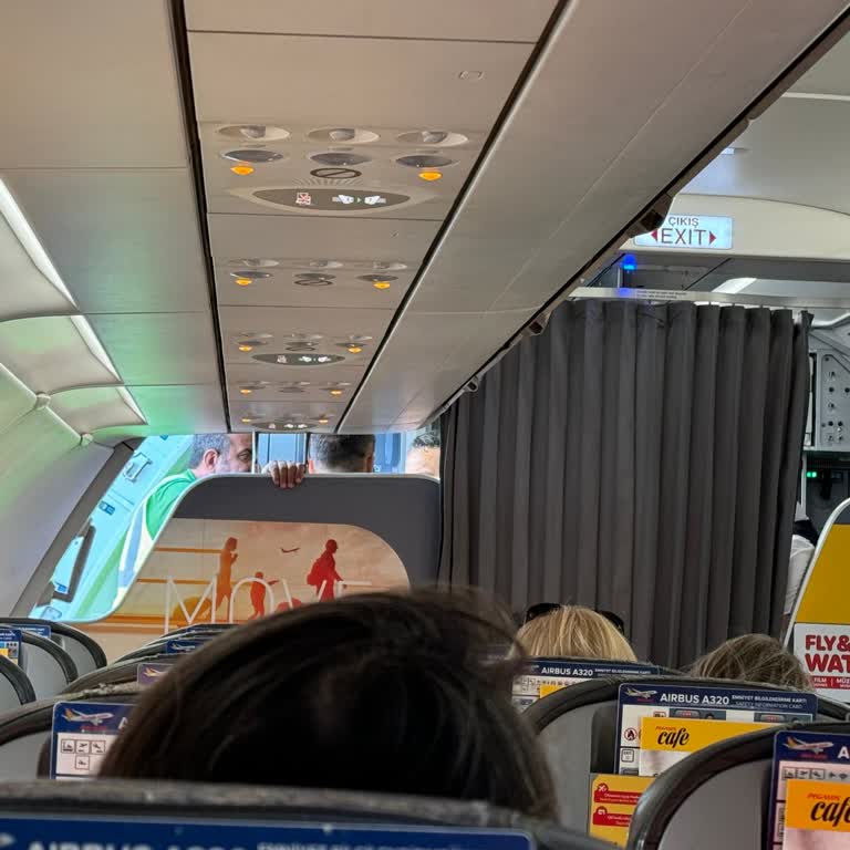 Pegasus İçinde Yolcu Dolu Bekleyen Uçak Ve Teknik Ekip Çalışması