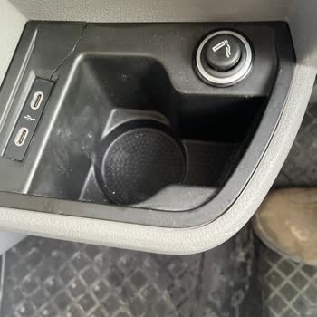 Volkswagen Transporter In Sağı Solu Çatlıyor