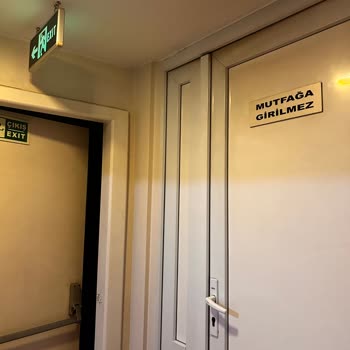 Galatower Hotel Çalışanı Tarafından Sözlü Yazılı Hakarete Uğradım!