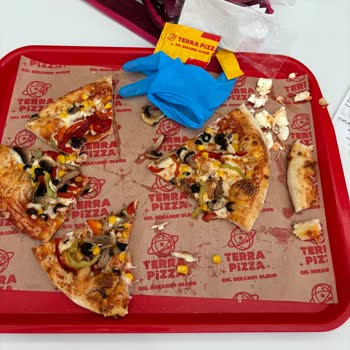 Terra Pizza 'nın Kalitesiz Ve Lezzetsiz Ürünü