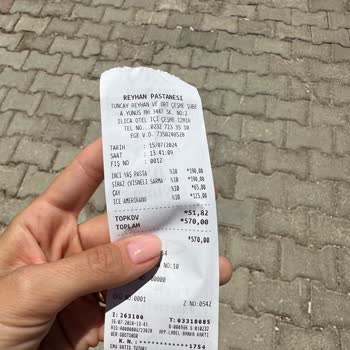 Reyhan Pastanesi Çeşme'deki Pastaneden Beklenmedik Sürpriz