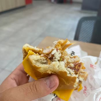 KFC İzmit Şubesinde Uzun Bekleme Süresi Ve Bayat Ürünler