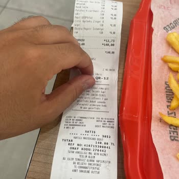 KFC İzmit Şubesinde Uzun Bekleme Süresi Ve Bayat Ürünler