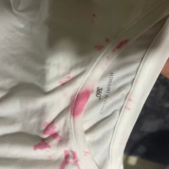 Domestos Kıyafeti Pembe Yaptı