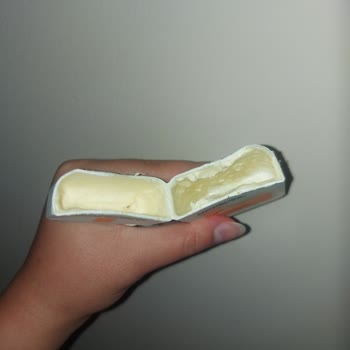 La Roche Posay Anthelios Güneş Kreminde Renk Değişimi Ve Katılaşma Sorunu