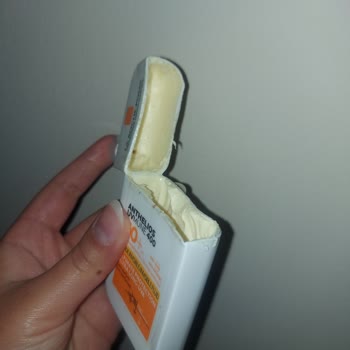 La Roche Posay Anthelios Güneş Kreminde Renk Değişimi Ve Katılaşma Sorunu