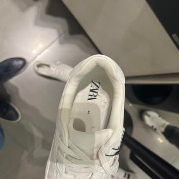 Zara Mağazada Kirli Ayakkabı