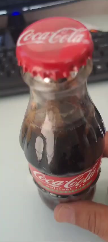 Coca-Cola 200 ml Glasflasche unbekannter Gegenstand enthalten, Beschwerde eingereicht Videovorschaubild