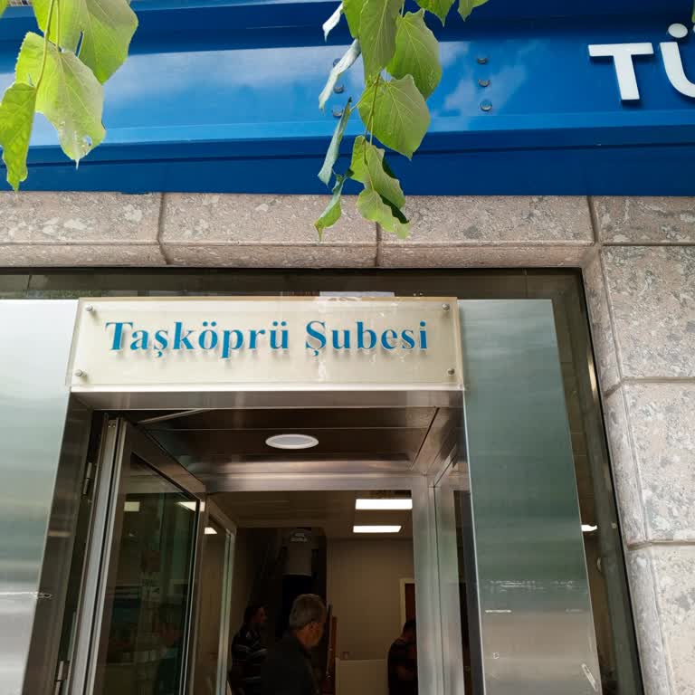 İş Bankası 1 Gişe 100 Müşteri Var Sıra Gelmiyor