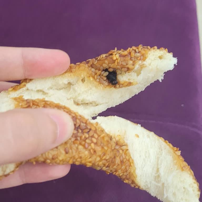 Onur Market'ten Aldığım Simitten Böcek Çıktı